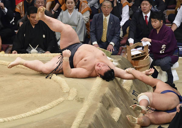 稀勢の里 11場所中9場所休場 それでも稀勢の里の収入は 1億円 格闘技 日刊ゲンダイdigital