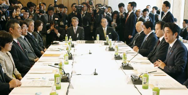 安倍首相再登板１ヶ月後に「教育再生実行会議」初会合（Ｃ）共同通信社