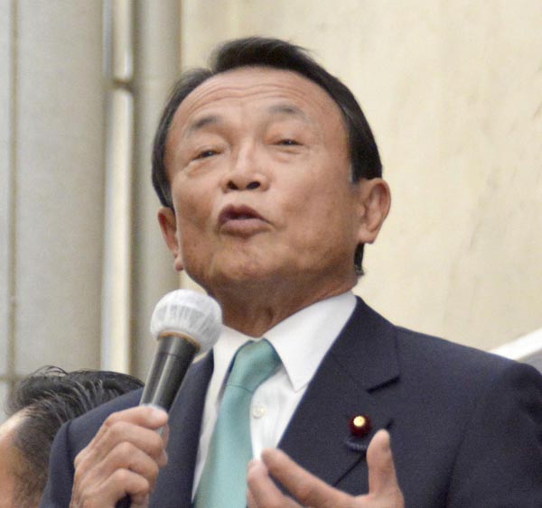 17日、福岡市長選で応援演説をする麻生副総理兼財務相（Ｃ）共同通信社