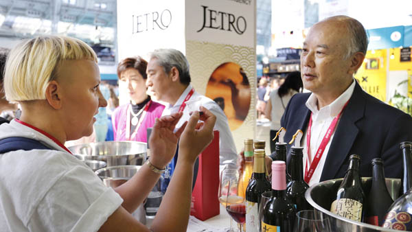 酒類見本市「インバイブ・ライブ」で日本産ワインを紹介（Ｃ）共同通信社