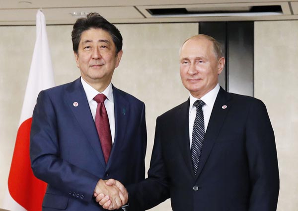プーチン大統領（右）と握手する安倍首相（Ｃ）共同通信社