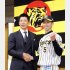 矢野監督と握手するドラフト1位の近本（Ｃ）共同通信社