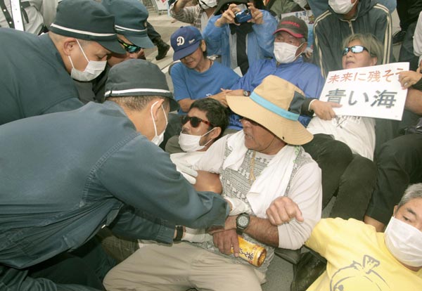 米軍普天間飛行場の辺野古移設に抗議する人たち（Ｃ）共同通信社