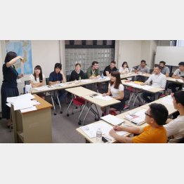 悪質な学校排除できるか（日本語学校「インターカルト」で授業を受ける留学生）／（Ｃ）共同通信社
