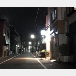 住宅街の路地に明かりがポツリ…（Ｃ）日刊ゲンダイ