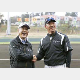 キャンプで金本監督を激励する坂井オーナー（Ｃ）共同通信社