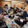 牛丼も弁当も…卒業生に強いる“クール・ジャパン”単純労働