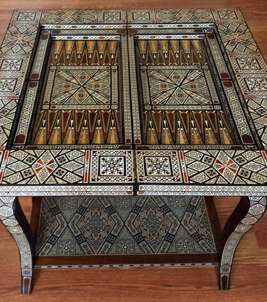 トルコ風の装飾のバックギャモンテーブル。意外と安く３万円位（提供写真）