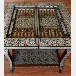 トルコ風の装飾のバックギャモンテーブル。意外と安く３万円位（提供写真）