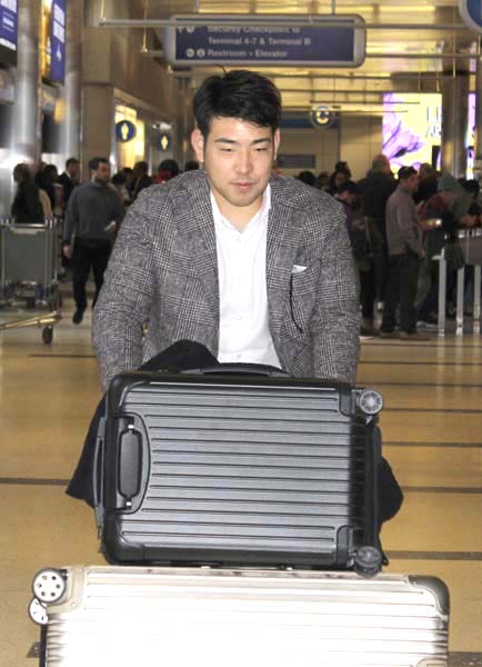 日本時間の１７日、ロサンゼルス空港に到着した菊池（Ｃ）共同通信社
