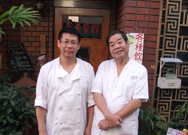 李松林さん（右）と2代目・李順華さん（Ｃ）日刊ゲンダイ