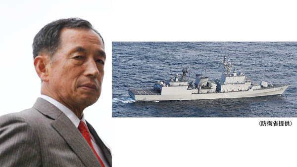 レーダーを照射した韓国海軍の駆逐艦（左は、田母神元幕僚長）／（Ｃ）日刊ゲンダイ
