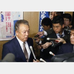 自民党の二階幹事長と面会後、取材に応じる和歌山県太地町の三軒一高町長（Ｃ）共同通信社