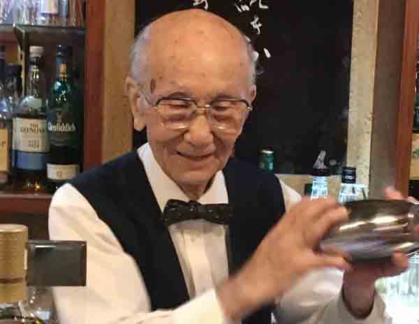 日本最高齢のバーテンダーの井山計一氏（Ｃ）日刊ゲンダイ