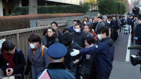 ゴーン出廷で無罪主張 勾留理由開示では異例の傍聴抽選に