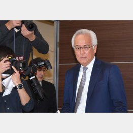 辞任を発表する田中前社長（Ｃ）日刊ゲンダイ