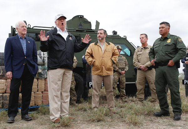 テキサス州の国境地帯を視察するトランプ大統領（左から2人目）／（Ｃ）ロイター