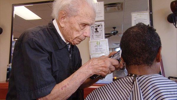 世界最高齢107歳 米ny州の床屋さんは19年も現役バリバリ 日刊ゲンダイdigital