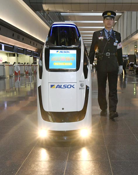 羽田空港のロビーを走行する「警備」ロボット（Ｃ）共同通信社