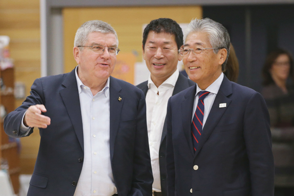 IOC会長のバッハ氏（左）と談笑するJOC会長の竹田会長（Ｃ）日刊ゲンダイ