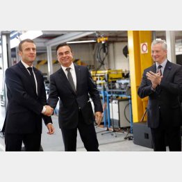 ルノー工場で握手する、左からマクロン仏大統領とゴーン被告、右はメール仏経済大臣（2018年11月）／（Ｃ）ロイター＝共同