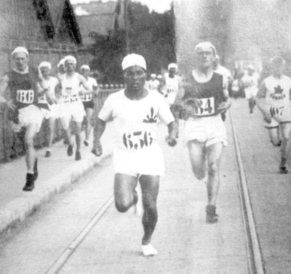 １９２４年パリ五輪の男子マラソンで力走する金栗四三（Ｃ）共同通信社