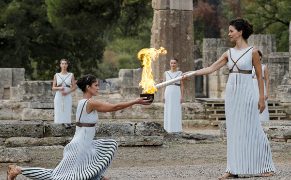 オリンピックの聖火はギリシャのオリンピアで採火、開催国への運ばれる（Ｃ）ロイター