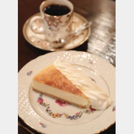 ブレンドコーヒーとニューヨークチーズケーキ（Ｃ）日刊ゲンダイ