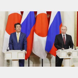 共同記者発表する安倍首相（左）とプーチン大統領（Ｃ）共同通信社