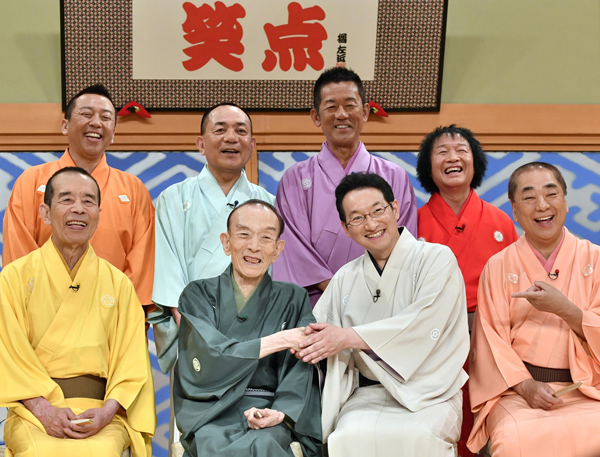 演芸番組「笑点」のメンバーと記念撮影する桂歌丸さん（前列左2）／（Ｃ）共同通信社