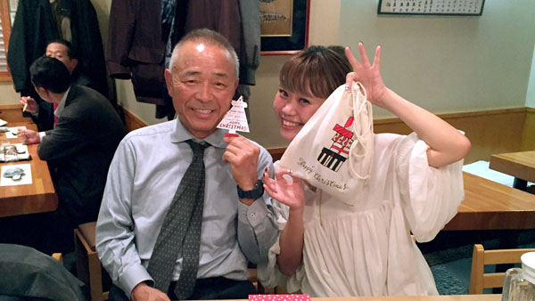 赤提灯OLの松岡摩希子さん、左が”パートナー”のお父さん（Ｃ）日刊ゲンダイ