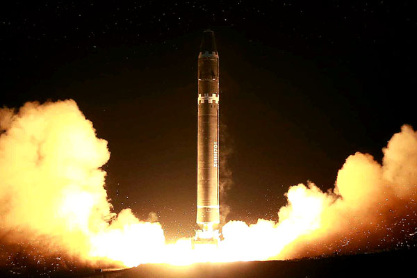 北朝鮮の新型大陸間弾道ミサイル（ICBM）の「火星１５」／（Ｃ）コリアメディア＝共同