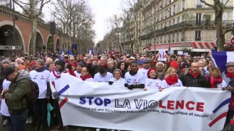 仏“赤いスカーフ”初のデモ 黄色いベストの暴力行為に抗議