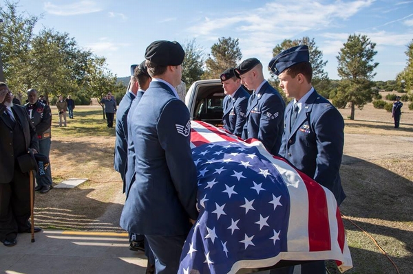 星条旗に覆われたウォーカーさんの棺（中央テキサス州退役軍人共同墓地のフェイスブックから）