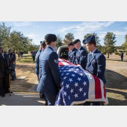 星条旗に覆われたウォーカーさんの棺（中央テキサス州退役軍人共同墓地のフェイスブックから）