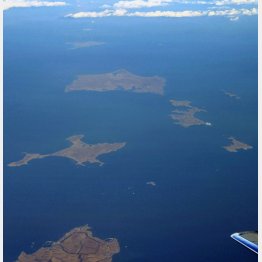 北海道・根室半島の納沙布岬（左下）沖に浮かぶ北方領土の歯舞群島（Ｃ）共同通信社