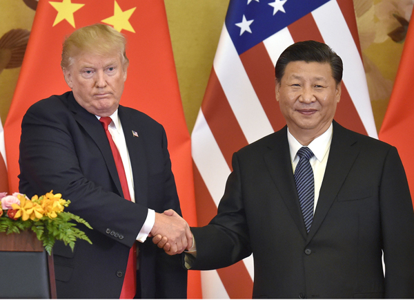 ２０１７年 共同記者発表で、硬い表情のまま中国の習近平国家主席（右）と握手するトランプ米大統領（Ｃ）共同通信社