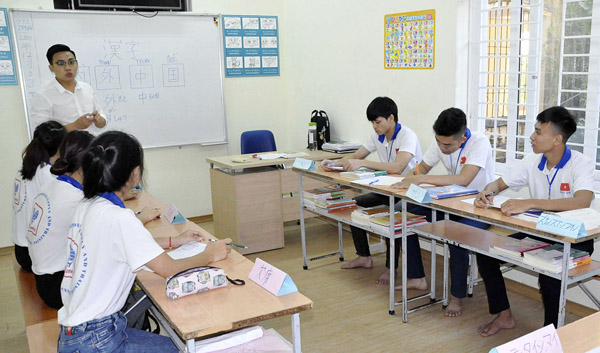 日本語を学ぶベトナムの若者ら（Ｃ）共同通信社