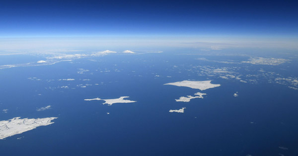 北方領土・海道・根室半島の納沙布岬（左下）沖に広がる北方領土。歯舞群島（中央）、色丹島（右上）、国後島（左奥）。はるか右奥にうっすらと択捉島が見える／（Ｃ）共同通信社