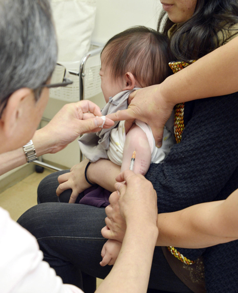 はしか、風疹混合ワクチンの接種を受ける１歳児（Ｃ）共同通信社
