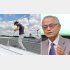 工場の天井遮熱にも使われる（右は創業者の菱木貞夫氏）／（提供写真）