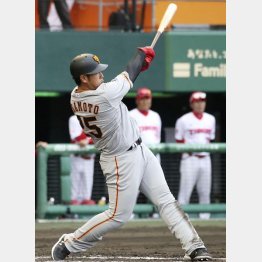 韓国プロ野球のＫＩＡとの練習試合で二塁打を放つ巨人の岡本（Ｃ）共同通信社