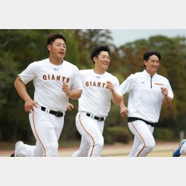 （左から）岡本、和田、小林（Ｃ）日刊ゲンダイ