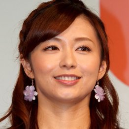 嵐・二宮を手玉 “におわせカノジョ”伊藤綾子の人たらし力
