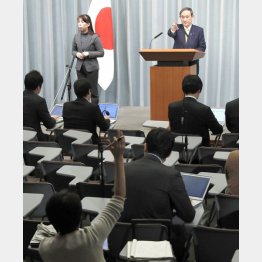 挙手しているのが東京新聞の望月記者（2月18日）／（Ｃ）共同通信社
