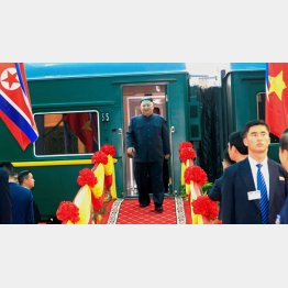 ベトナム北部ドンダン駅に到着し、特別列車から姿を現した金正恩朝鮮労働党委員長（Ｃ）ロイター／ＶＮＡ