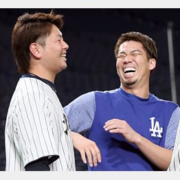 昨秋の日米野球で談笑する大瀬良（左）と前田（Ｃ）日刊ゲンダイ