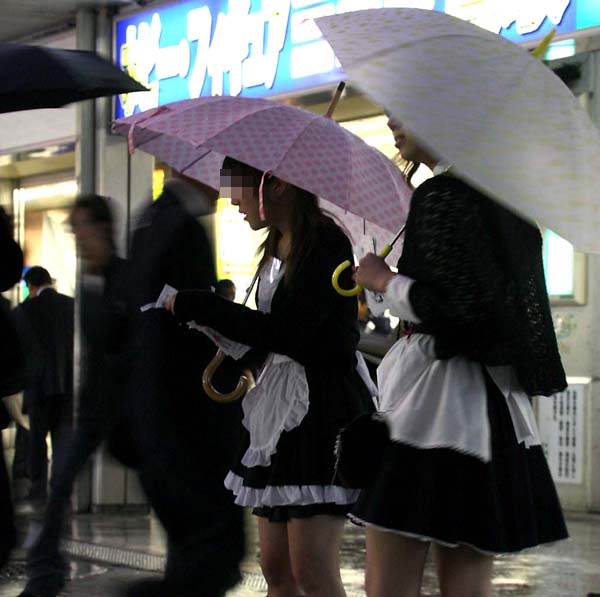 雨の中チラシを配る女の子たち（Ｃ）日刊ゲンダイ