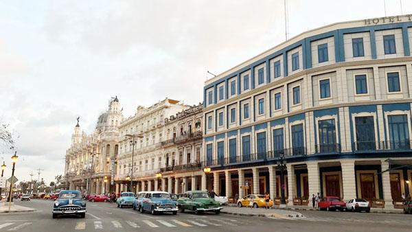 キューバ最古のホテルといわれる「ホテルイングラテラ」前の大通り（提供写真）