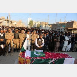 カシミール地方で砲撃再開。死亡したパキスタン軍兵士の葬儀（Ｃ）ロイター